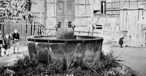 , li_1055, Brunnen am heutigen Lindenplatz , 1954
